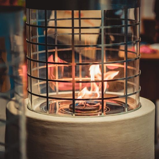 Flamme de bioethanol dans une cheminée circulaire.